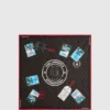 Écharpe Ikon Monogram avec tampons de voyage Écharpe Ikon Monogram avec tampons de voyage