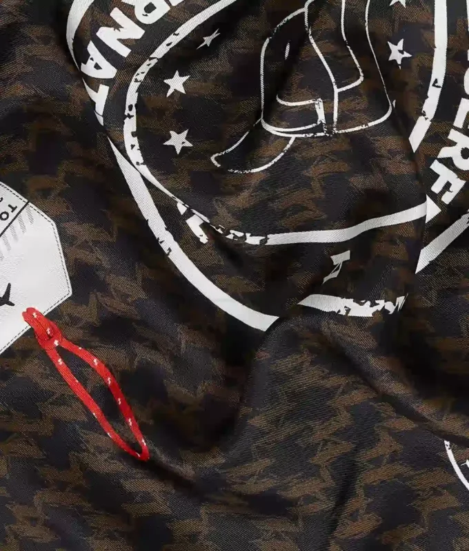 Écharpe Ikon Monogram avec tampons de voyage Écharpe Ikon Monogram avec tampons de voyage