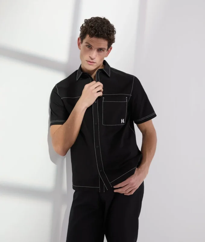 CHEMISE À MANCHES COURTES ET COUTURES CONTRASTÉES
