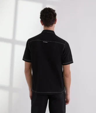 CHEMISE À MANCHES COURTES ET COUTURES CONTRASTÉES