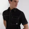 CHEMISE À MANCHES COURTES ET COUTURES CONTRASTÉES