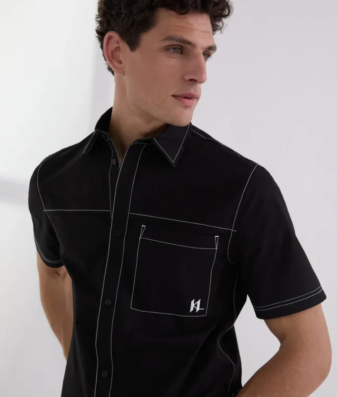 CHEMISE À MANCHES COURTES ET COUTURES CONTRASTÉES