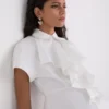 CHEMISE À MANCHES COURTES ET VOLANTS CHEMISE À MANCHES COURTES ET VOLANTS