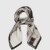 Foulard en soie Maison de Karl Foulard en soie Maison de Karl