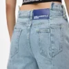Jean décontracté à taille mi-haute et coutures apparentes Jean décontracté à taille mi-haute et coutures apparentes