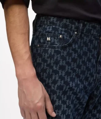 Jean entièrement recouvert de monogrammes