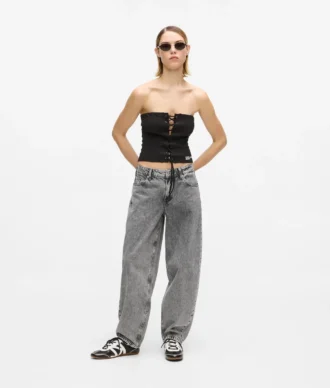 Jean taille moyenne à jambes évasées