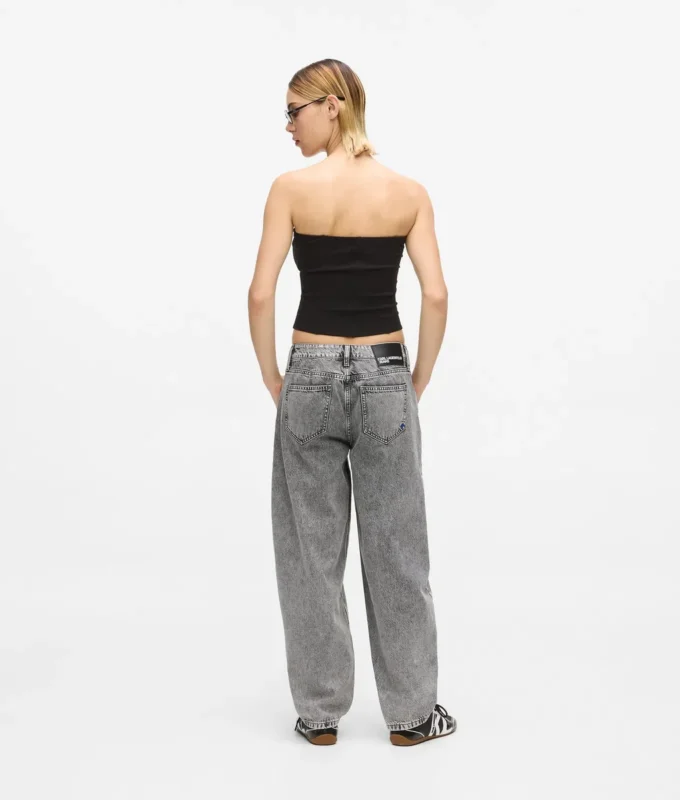 Jean taille moyenne à jambes évasées Jean taille moyenne à jambes évasées