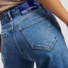 JEANS DROITS À TAILLE HAUTE JEANS DROITS À TAILLE HAUTE