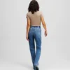 JEANS DROITS À TAILLE HAUTE JEANS DROITS À TAILLE HAUTE