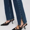 JEANS DROITS À TAILLE HAUTE ET OURLET FENDU JEANS DROITS À TAILLE HAUTE ET OURLET FENDU