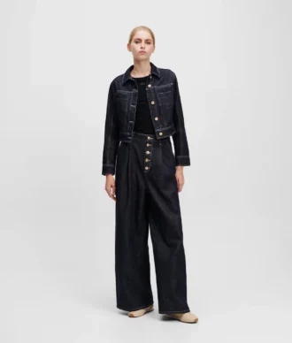 JEANS À JAMBES LARGES ET BOUTONNIÈRE