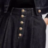JEANS À JAMBES LARGES ET BOUTONNIÈRE JEANS À JAMBES LARGES ET BOUTONNIÈRE