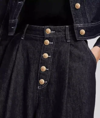 JEANS À JAMBES LARGES ET BOUTONNIÈRE