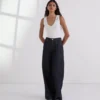 JEANS À JAMBES LARGES ET COUTURES CONTRASTÉES JEANS À JAMBES LARGES ET COUTURES CONTRASTÉES