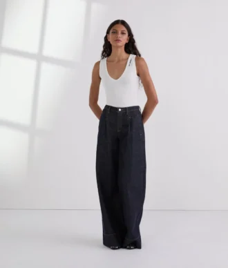 JEANS À JAMBES LARGES ET COUTURES CONTRASTÉES