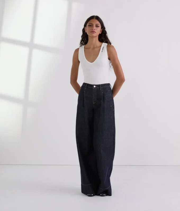 JEANS À JAMBES LARGES ET COUTURES CONTRASTÉES JEANS À JAMBES LARGES ET COUTURES CONTRASTÉES
