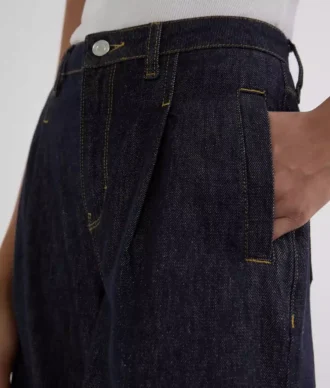 JEANS À JAMBES LARGES ET COUTURES CONTRASTÉES