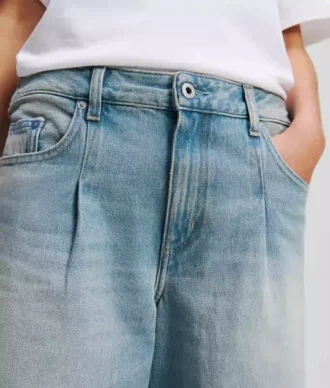 JEANS À JAMBES LARGES PLISSÉES