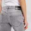 JEANS SLIM À TAILLE MOYENNE ET OURLET FENDU JEANS SLIM À TAILLE MOYENNE ET OURLET FENDU