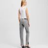 JEANS SLIM À TAILLE MOYENNE ET OURLET FENDU JEANS SLIM À TAILLE MOYENNE ET OURLET FENDU