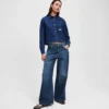 JEANS À TAILLE BASSE ET JAMBES LARGES JEANS À TAILLE BASSE ET JAMBES LARGES