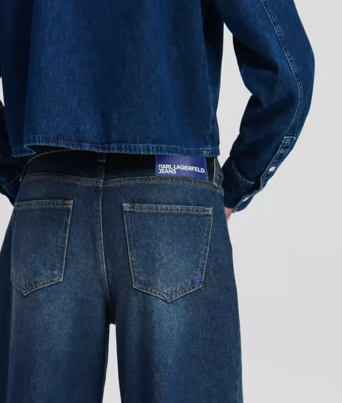 JEANS À TAILLE BASSE ET JAMBES LARGES JEANS À TAILLE BASSE ET JAMBES LARGES
