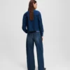 JEANS À TAILLE BASSE ET JAMBES LARGES JEANS À TAILLE BASSE ET JAMBES LARGES