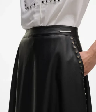 Jupe en simili cuir cloutée