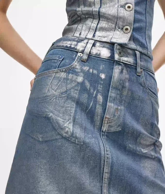 Mini-jupe en denim enduit Mini-jupe en denim enduit