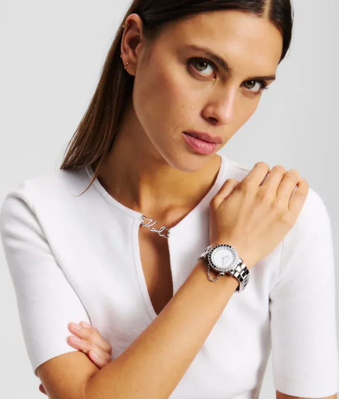 MONTRE ORNÉE DE CRISTAUX MONTRE ORNÉE DE CRISTAUX