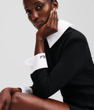 ROBE À COL BLANC