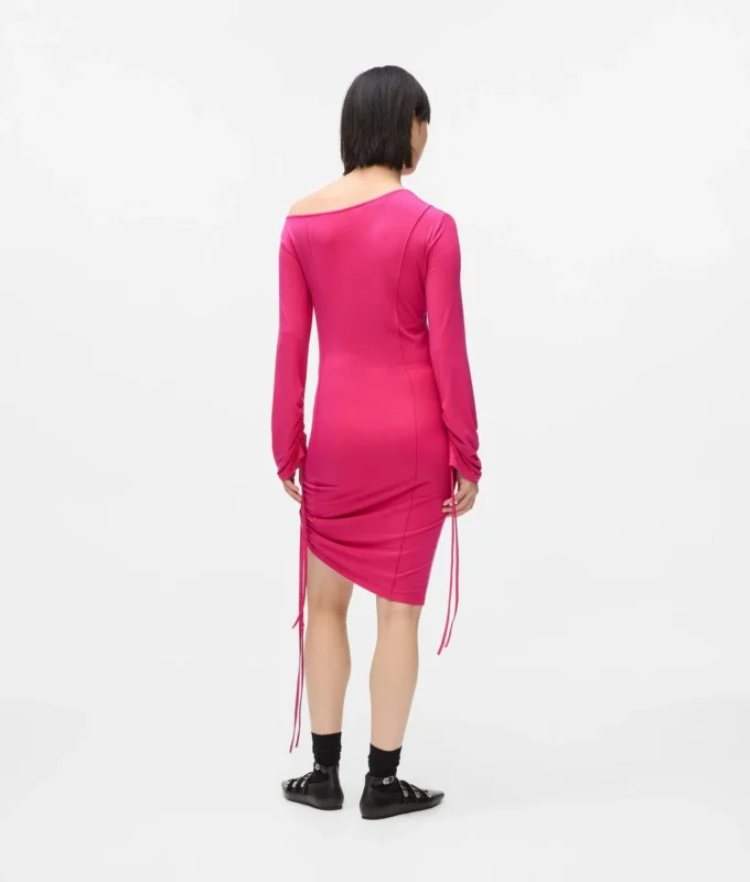 Robe à cordons et épaules dénudées Robe à cordons et épaules dénudées