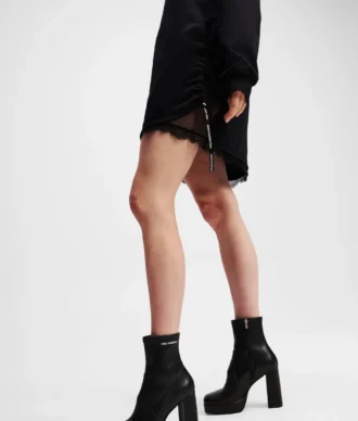 ROBE EN MOLLETON AVEC DÉTAILS EN DENTELLE