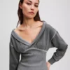 ROBE EN MOLLETON À ÉPAULES DÉNUDÉES ROBE EN MOLLETON À ÉPAULES DÉNUDÉES