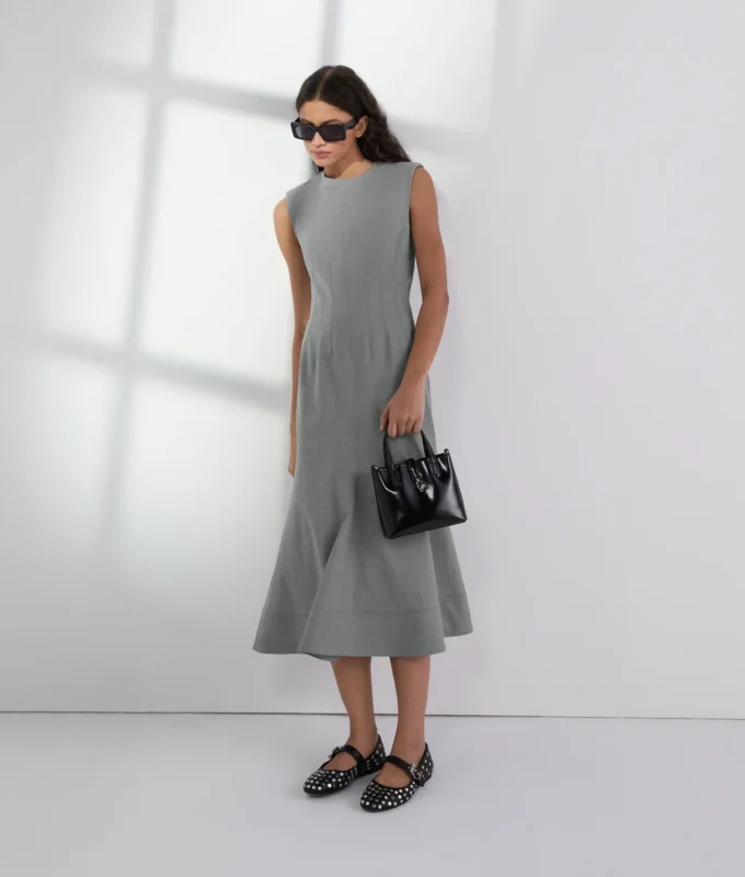 ROBE SUR MESURE EN MÉLANGE DE LAINE ROBE SUR MESURE EN MÉLANGE DE LAINE