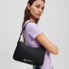 SAC À BANDOULIÈRE AVEC LOGO MÉTALLIQUE SAC À BANDOULIÈRE AVEC LOGO MÉTALLIQUE
