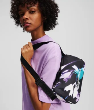 SAC À BANDOULIÈRE EN NYLON À MOTIF FLORAL SAC À BANDOULIÈRE EN NYLON À MOTIF FLORAL