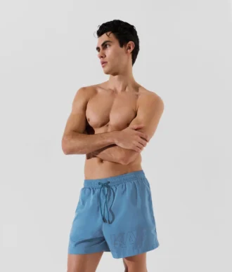 SHORT DE BAIN COURT AVEC LOGO MÉTALLIQUE