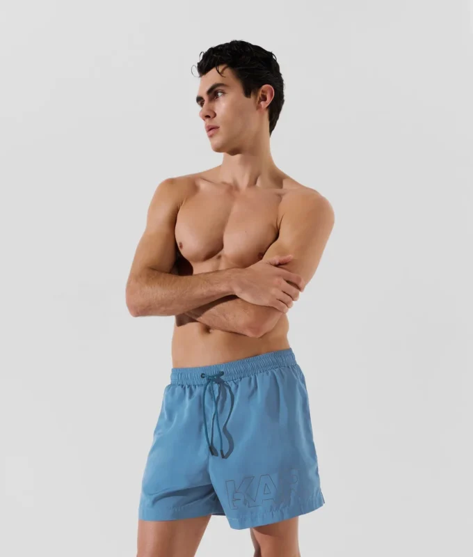 SHORT DE BAIN COURT AVEC LOGO MÉTALLIQUE SHORT DE BAIN COURT AVEC LOGO MÉTALLIQUE