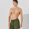 SHORT DE BAIN COURT AVEC LOGO MÉTALLIQUE SHORT DE BAIN COURT AVEC LOGO MÉTALLIQUE