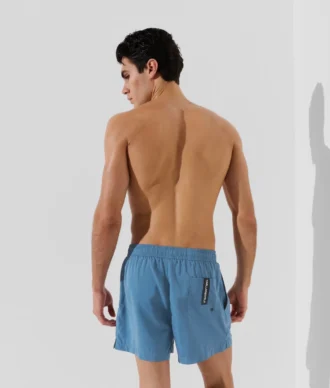 SHORT DE BAIN COURT AVEC LOGO MÉTALLIQUE