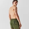 SHORT DE BAIN COURT AVEC LOGO MÉTALLIQUE SHORT DE BAIN COURT AVEC LOGO MÉTALLIQUE