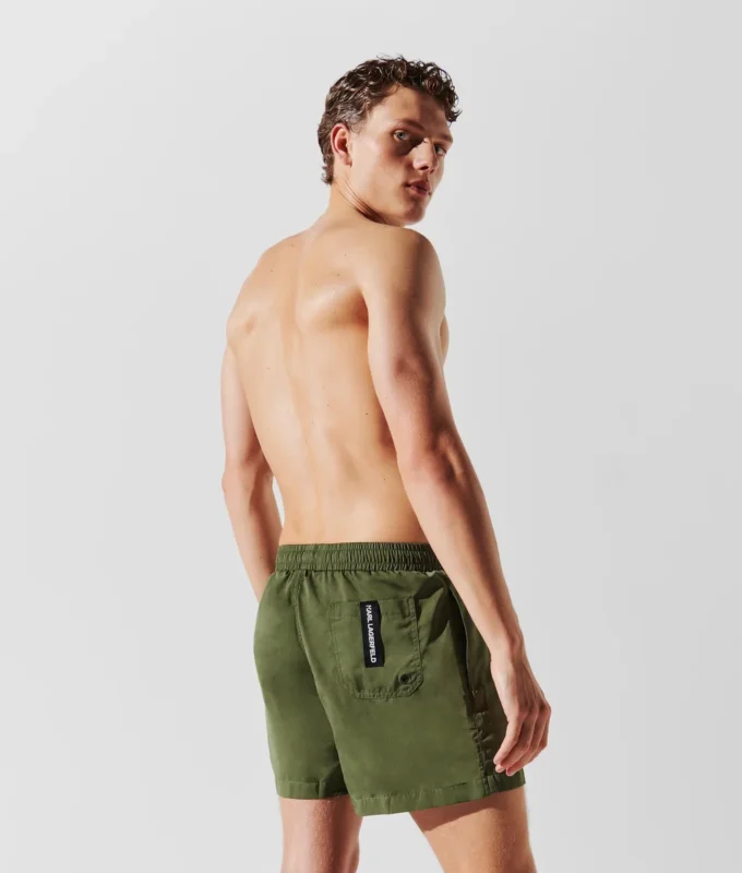 SHORT DE BAIN COURT AVEC LOGO MÉTALLIQUE SHORT DE BAIN COURT AVEC LOGO MÉTALLIQUE