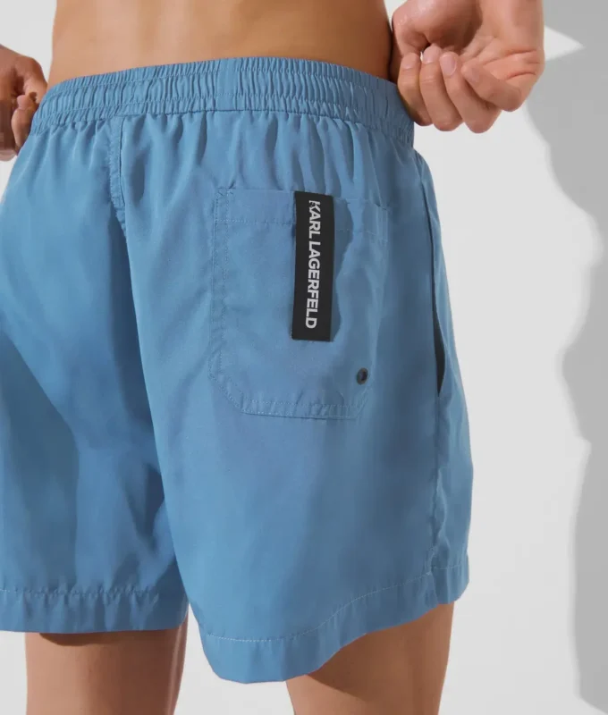 SHORT DE BAIN COURT AVEC LOGO MÉTALLIQUE SHORT DE BAIN COURT AVEC LOGO MÉTALLIQUE