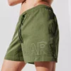 SHORT DE BAIN COURT AVEC LOGO MÉTALLIQUE SHORT DE BAIN COURT AVEC LOGO MÉTALLIQUE