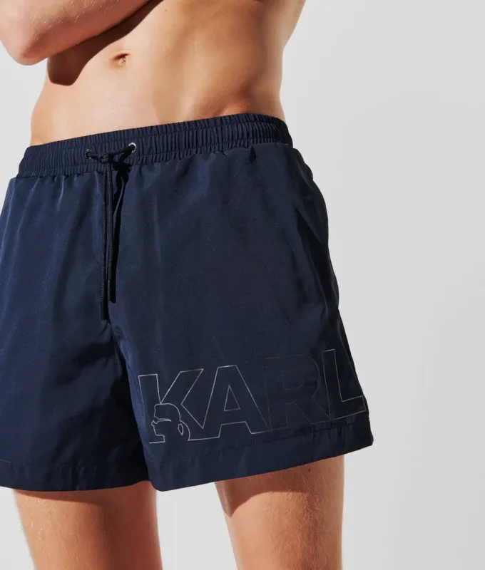 SHORT DE BAIN COURT AVEC LOGO MÉTALLIQUE SHORT DE BAIN COURT AVEC LOGO MÉTALLIQUE