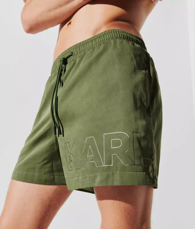SHORT DE BAIN COURT AVEC LOGO MÉTALLIQUE SHORT DE BAIN COURT AVEC LOGO MÉTALLIQUE