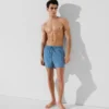 SHORT DE BAIN COURT AVEC LOGO MÉTALLIQUE SHORT DE BAIN COURT AVEC LOGO MÉTALLIQUE