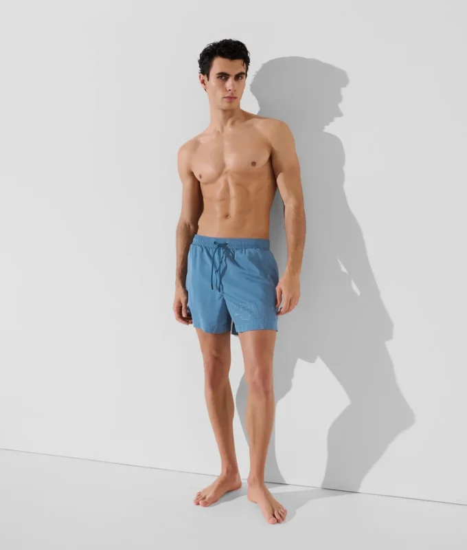 SHORT DE BAIN COURT AVEC LOGO MÉTALLIQUE SHORT DE BAIN COURT AVEC LOGO MÉTALLIQUE